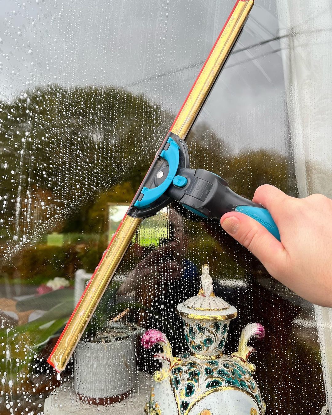 S technique with squeegee on window