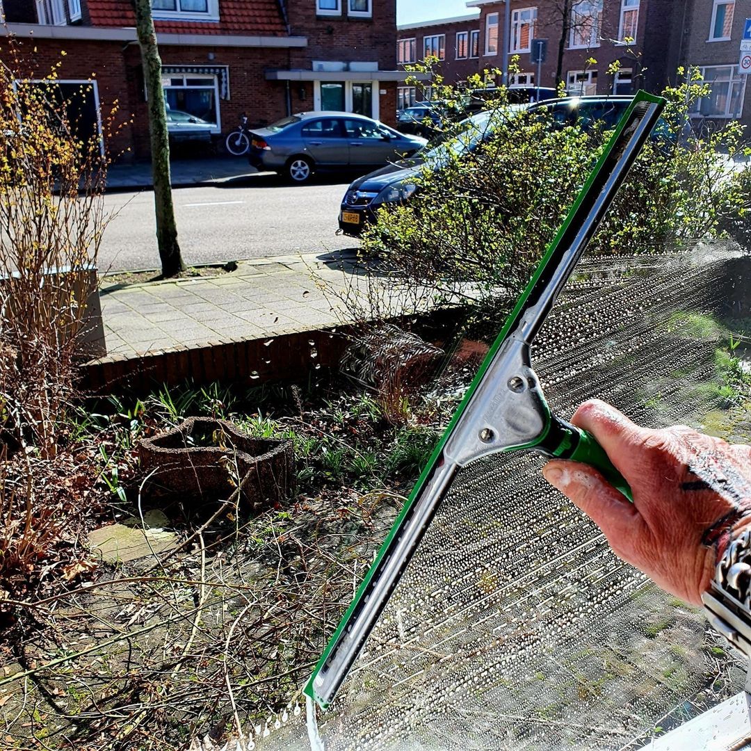 Frank Rave using Unger Green Squeegee rubber to clean inside of window